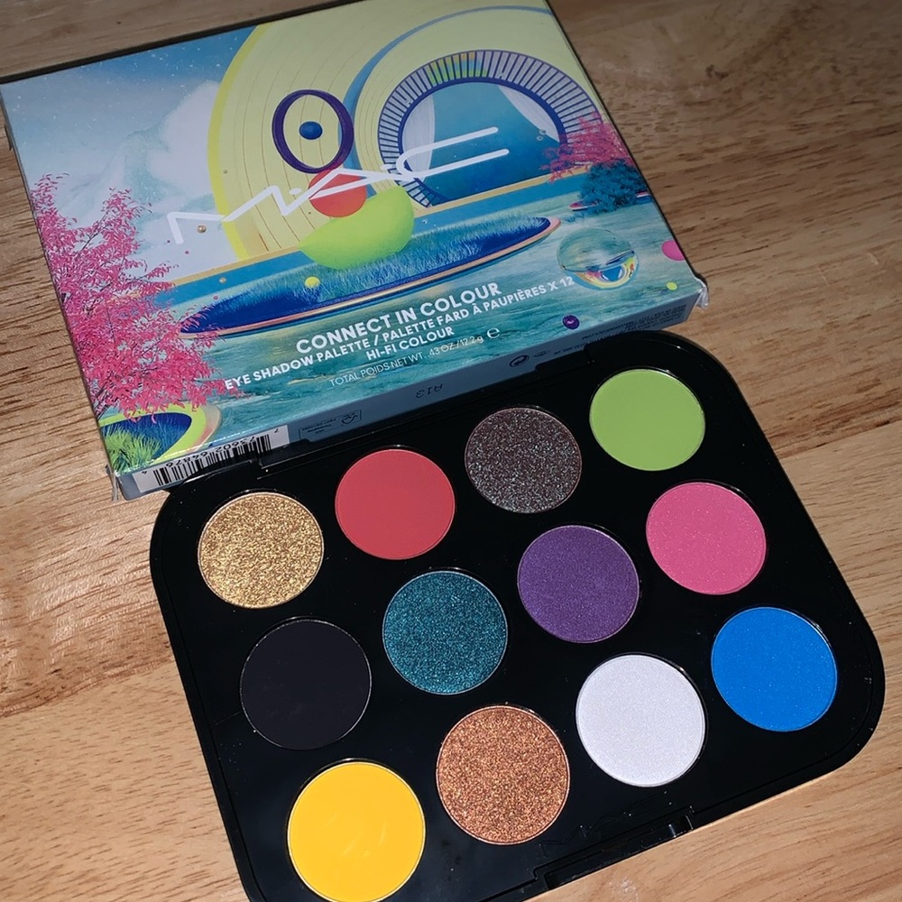 NEW!! MAC- Connect in Colour Eyeshadow Palette: Hi-Fi Colour